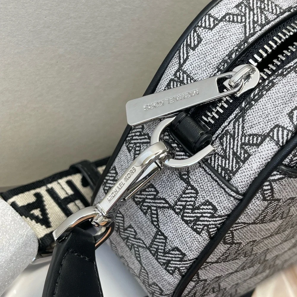 (new+tag) Michael Kors jet set travel oval camera crossbody color black/white